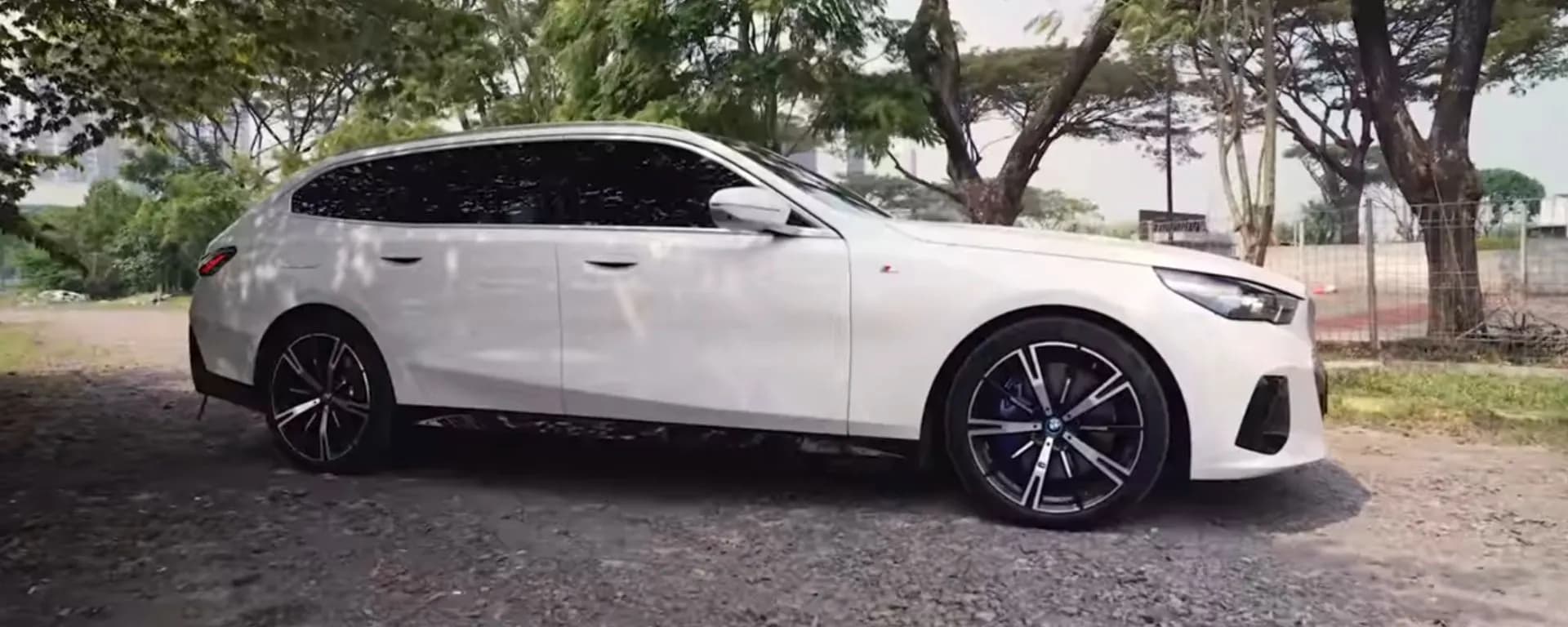 Review Eksterior BMW i5 Touring