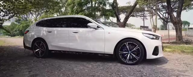 Review Eksterior BMW i5 Touring