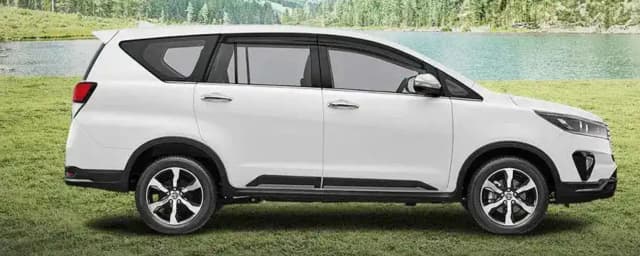 Driving Experience Toyota Innova Reborn