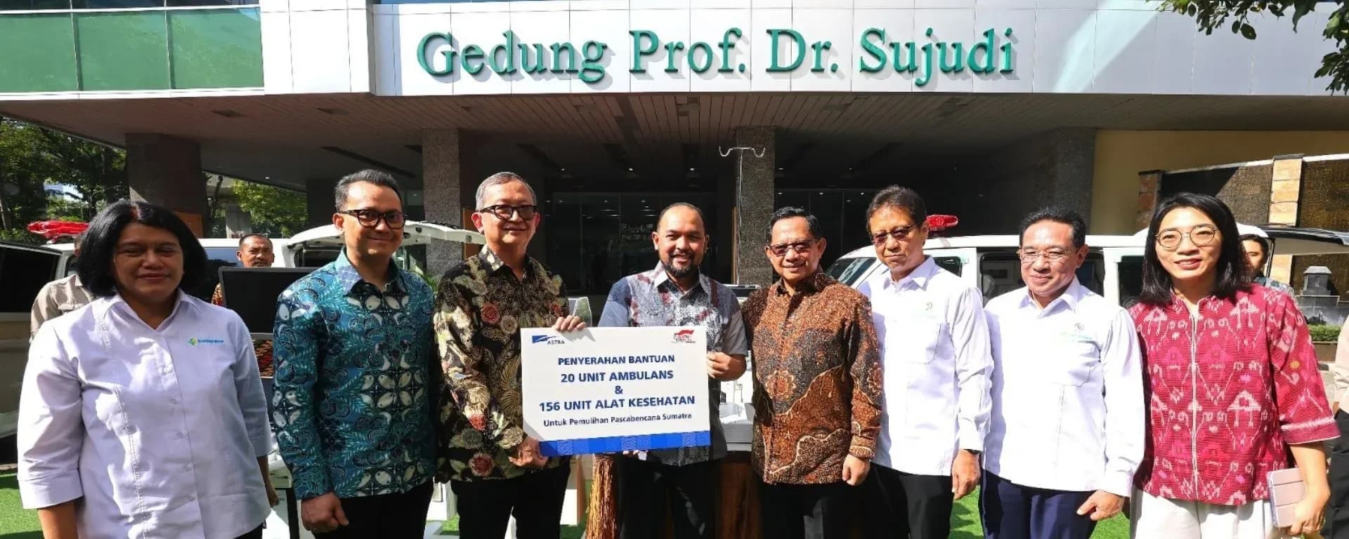 Nurani Astra Salurkan Bantuan Ambulans dan Alat Kesehatan untuk Mendukung Pemulihan Masyarakat Pascabencana di Sumatra