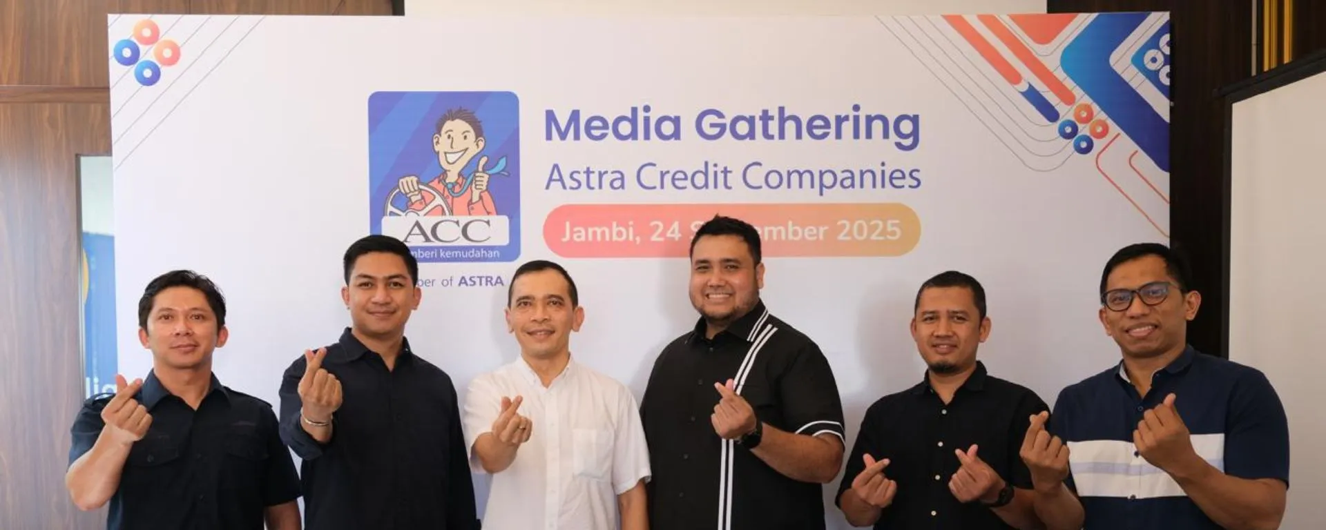 Jambi: Sebagai upaya mempererat hubungan dengan media sekaligus memberikan edukasi seputar perusahaan pembiayaan, Astra Credit Companies (ACC) menyelenggarakan Media Gathering di Jambi pada 24 September 2025. Acara tersebut dihadiri oleh Legal Business Head Ikhsan Abdillah, Regional Retail Business Head Sumatera Adhi Ariya Sebayang, Regional Retail AR Head Sumatera Muhammad Syirodj, Branch Manager ACC Jambi Edwin Saragih, Customer Retention & Service Head Andriyadi dan AR Management Head Ridho Novaldi.  Melalui kegiatan Media Gathering ACC Jambi, ACC tidak hanya mempererat hubungan dengan jurnalis, tetapi juga menghadirkan literasi seputar produk pembiayaan dan memperkenalkan proses pembiayaan secara utuh, serta memberikan tips agar masyarakat dapat menggunakan layanan pembiayaan dengan lebih bijak, aman, dan nyaman.  Tidak hanya itu, ACC turut membagikan tips dan informasi praktis agar masyarakat dapat memanfaatkan jasa perusahaan pembiayaan dengan cara yang lebih aman, nyaman, dan bijak. Literasi ini diharapkan mampu membantu masyarakat dalam menghindari risiko yang tidak diinginkan, sekaligus meningkatkan kesadaran akan pentingnya memilih lembaga pembiayaan yang terpercaya.  Sejalan dengan misi To Promote Credit for A Better Living, ACC menegaskan komitmennya untuk senantiasa membangun hubungan yang baik dengan media sebagai mitra strategis sekaligus berperan aktif dalam memberikan edukasi kepada masyarakat mengenai manfaat, peluang, dan tata kelola layanan pembiayaan yang sehat.  Branch Manager ACC Jambi Edwin Saragih mengatakan bahwa ACC berharap literasi yang diberikan kepada media dapat disampaikan kepada masyarakat. “Kami berharap dengan literasi ini masyarakat dapat memilih perusahaan pembiayaan yang tepat dan dapat mendapatkan fasilitas pembiayaan secara aman dan nyaman yang dapat membantu meningkatkan kehidupannya”, ujar Edwin.  ACC turut menyampaikan informasi penting mengenai langkah-langkah yang dapat ditempuh apabila debitur menghadapi kendala dalam pembayaran angsuran, sehingga masyarakat maupun media dapat memahami secara utuh layanan pembiayaan yang ditawarkan sekaligus solusi yang tersedia. Hal ini termasuk apa yang menjadi risiko hukum jika memindahtangankan kendaraan yang masih dalam masa kredit.  Untuk dapat memanfaatkan fasilitas pembiayaan dengan aman dan nyaman, calon debitur perlu memperhatikan beberapa hal penting. Pastikan pengajuan kredit dilakukan sesuai dengan kebutuhan dan pilihlah paket pembiayaan yang sesuai dengan kemampuan finansial agar cicilan tetap terkendali. Selain itu, calon debitur wajib melengkapi seluruh persyaratan kredit secara sah dan benar, serta memahami dengan baik hak dan kewajiban yang tercantum dalam perjanjian kredit. Setelah fasilitas disetujui, debitur juga harus menjalankan kewajiban pembayaran tepat waktu agar proses pembiayaan berjalan lancar.  Jika debitur mengalami kendala dalam pembayaran angsuran kredit sebaiknya customer menghubungi kantor cabang ACC terdekat untuk dicarikan solusi yang terbaik untuk kedua belah pihak. Saat ini juga marak kasus customer yang nekat menyembunyikan atau bahkan menjual mobilnya yang dalam masa kredit kepada orang lain ketika dia tidak dapat membayar angsuran. Padahal tindakan ini termasuk dalam aksi penggelapan dan memiliki konsekuensi hukum pidana.   Dengan melakukan hal-hal diatas, customer akan terhindar dari masalah seperti cidera janji akibat lalai dalam membayar angsuran kredit sehingga masyarakat dapat memanfaatkan fasilitas pembiayaan yang diberikan perusahaan pembiayaan dengan aman dan nyaman