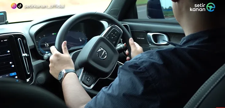 volvo EX40