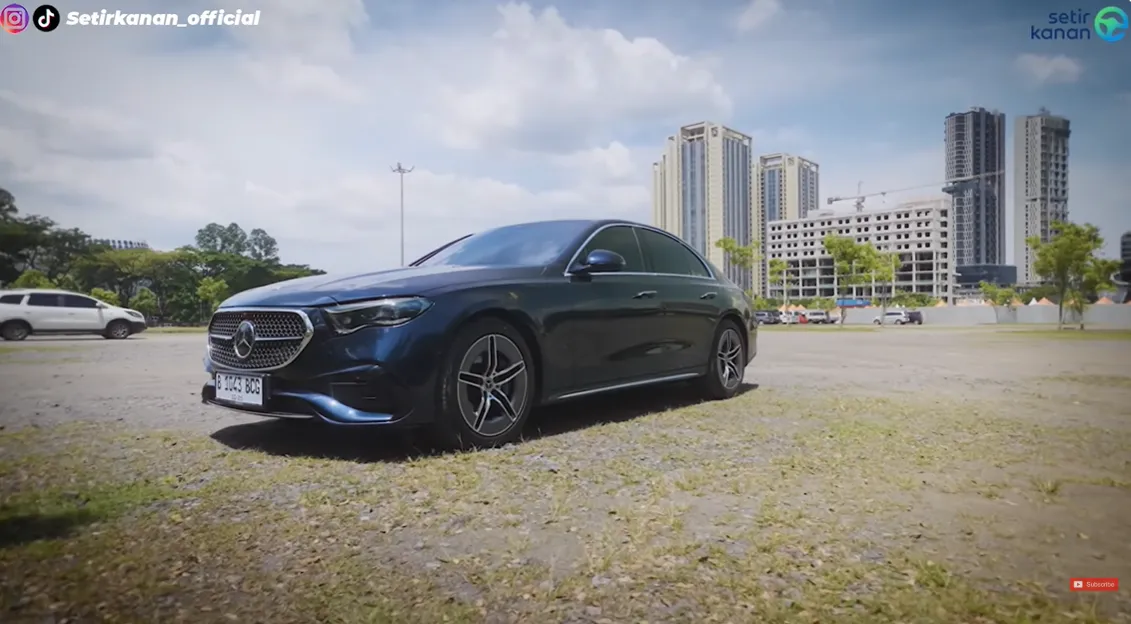 sedan premium
mercedes benz E300
mercedes benz
mobil mewah
sedan mewah