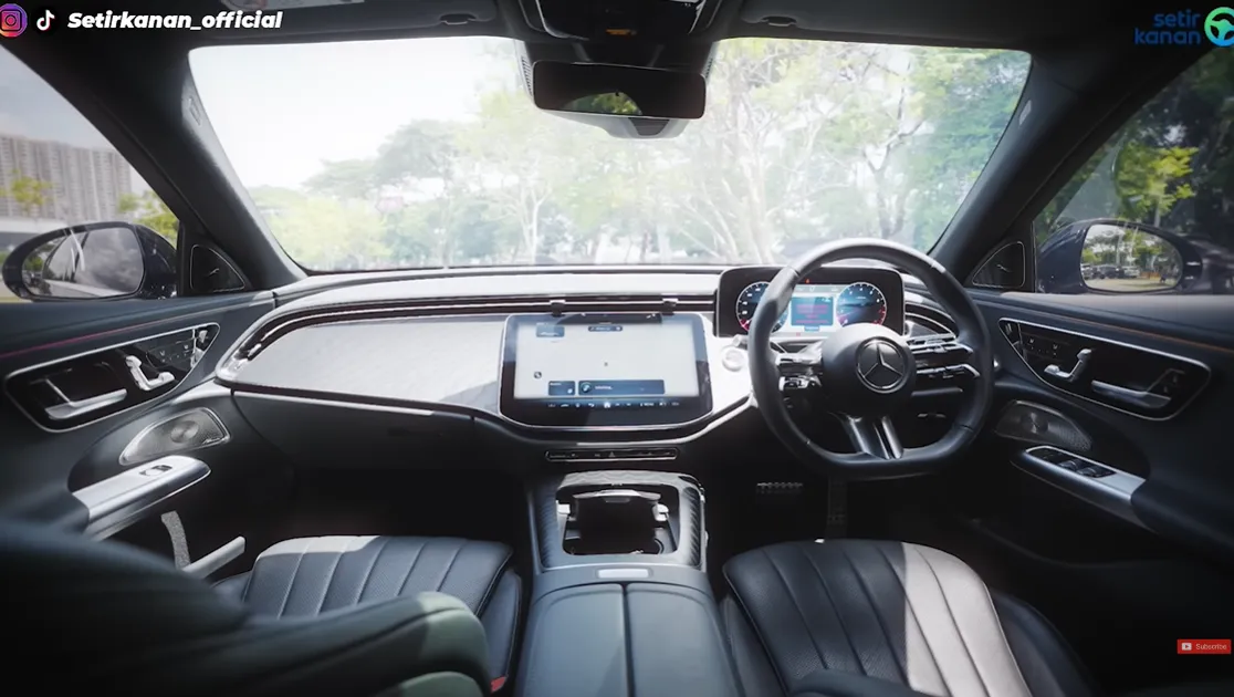 sedan premium
mercedes benz E300
mercedes benz
mobil mewah
sedan mewah
interior mercedes benz e300 AMG
interior e300 amg