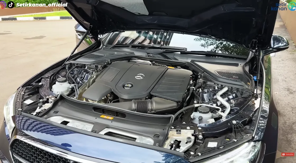 sedan premium
mercedes benz E300
mercedes benz
mobil mewah
sedan mewah
Spesifikasi mesin mercedes benz e300 AMG
spesifikasi mesin e300 amg