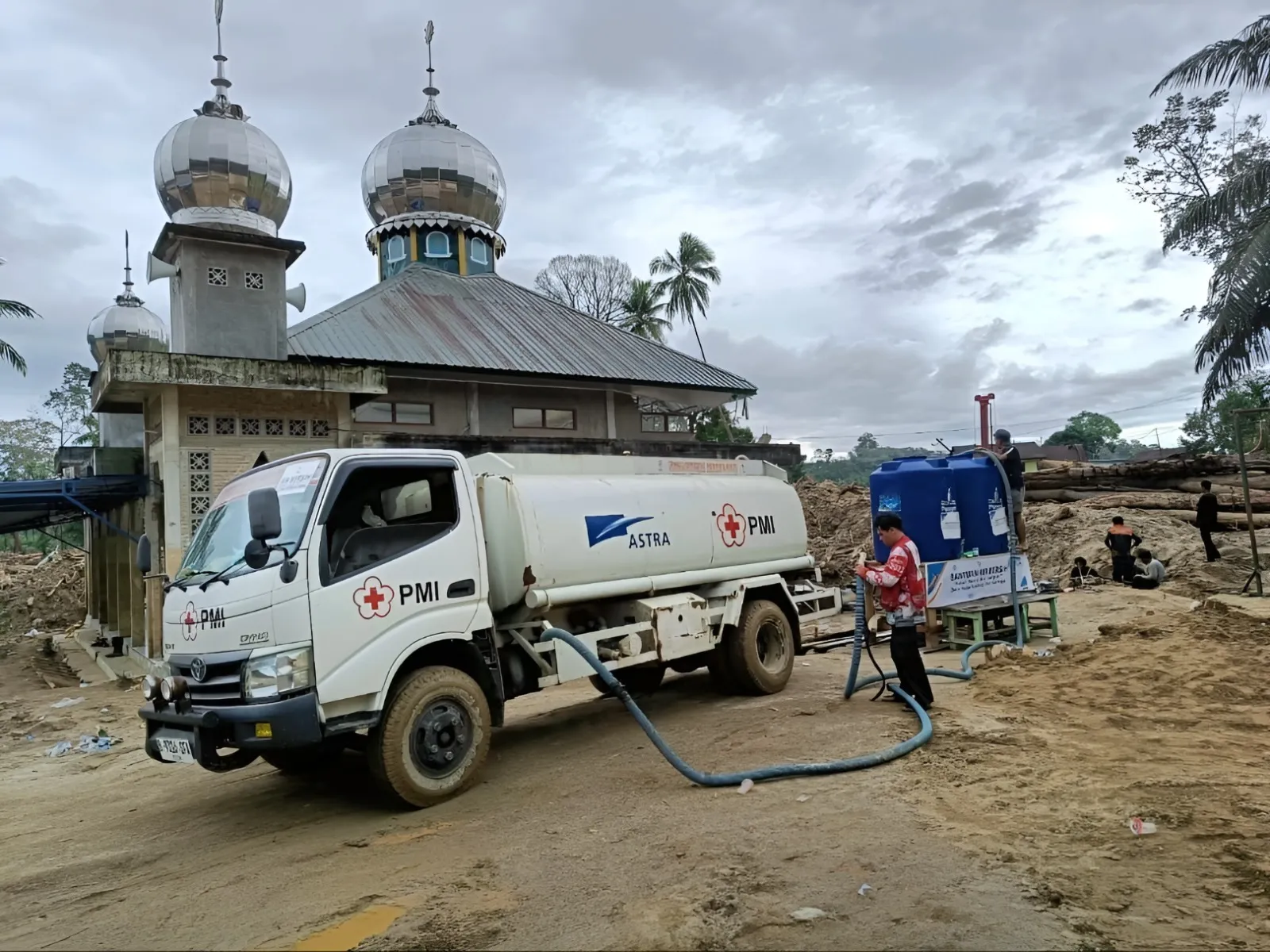 Astra Salurkan Bantuan Tenda Darurat, Instalasi Air Bersih, Fasilitas Sanitasi dan Revitalisasi Ambulans untuk Mendukung Penanganan Pascabencana di Sumatra