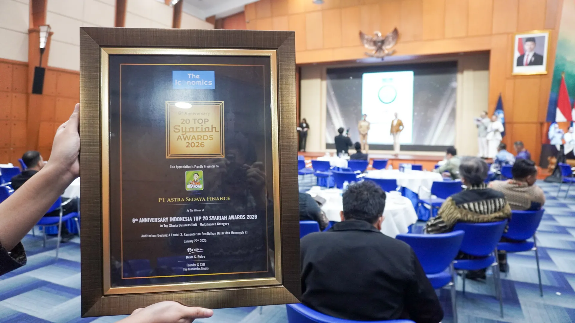 penghargaan pada ajang “6th Anniversary Indonesia 20 Syariah Awards 2026”
