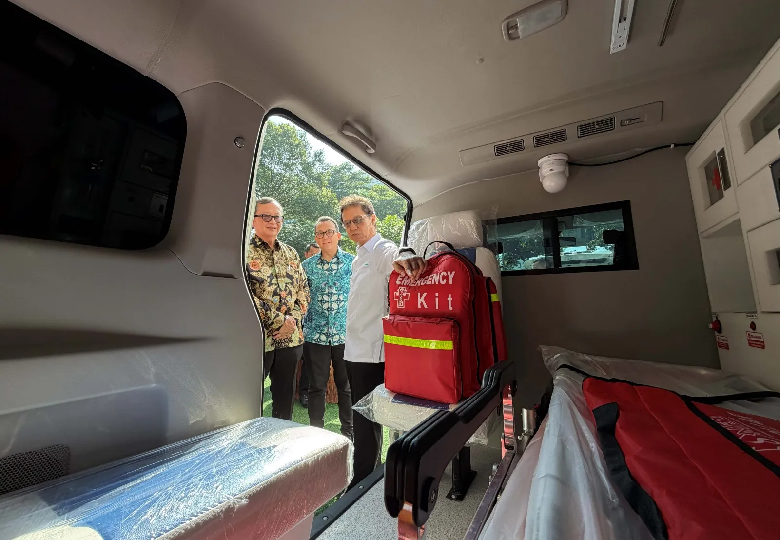 Nurani Astra Salurkan Bantuan Ambulans dan Alat Kesehatan untuk Mendukung Pemulihan Masyarakat Pascabencana di Sumatra