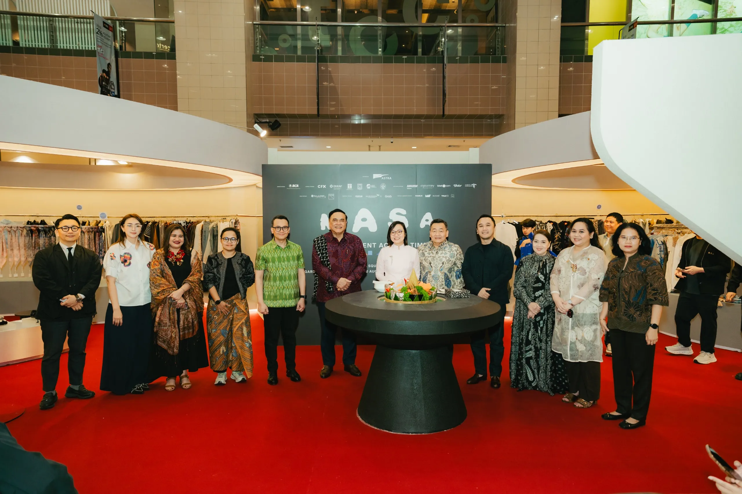 PT Astra International Tbk Dukung Kreativitas Indonesia Tampil di Panggung Internasional Melalui MASA Singapore 2026 SINGAPURA: Lebih dari 100 jenama dan kreator Indonesia dari sektor fesyen, desain, arsitektur, seni, musik, kuliner, hingga hospitality memperkenalkan karya dan produk unggulannya kepada publik di Singapura melalui MASA Singapore 2026: A Sight Into Indonesia's Golden Era. PT Astra International Tbk (Astra) mendukung penyelenggaraan MASA Singapore 2026 sebagai bagian dari komitmen jangka panjang perusahaan untuk terus mendukung kemajuan ekonomi kreatif Indonesia. Pembukaan MASA Singapore 2026 dihadiri oleh Wakil Menteri Ekonomi Kreatif Republik Indonesia Irene Umar, Duta Besar Luar Biasa dan Berkuasa Penuh Republik Indonesia untuk Singapura H.E. Hotmangaradja Pandjaitan, Direktur Eksekutif MASA Heliandi Fajar Saputra, Impact Advisor MASA Tiara Josodirjo, Chief of Corporate Affairs Astra Boy Kelana Soebroto, para mitra, pelaku industri kreatif, serta tamu undangan dari Indonesia dan Singapura. "Kami mengapresiasi dukungan Astra terhadap penyelenggaraan MASA Singapore 2026 sebagai upaya memperkenalkan kreativitas Indonesia kepada dunia. Kemajuan industri kreatif Indonesia membutuhkan kolaborasi yang erat antara pemerintah, dunia usaha, komunitas, dan berbagai pemangku kepentingan agar dapat menciptakan dampak yang berkelanjutan bagi masyarakat," ujar Wakil Menteri Ekonomi Kreatif Republik Indonesia Irene Umar. "Momentum ini bukan sekadar menandai dimulainya sebuah pameran, tetapi juga mencerminkan semangat Astra untuk menjadi milik yang bermanfaat bagi bangsa dan negara sebagaimana tercermin dalam filosofi Catur Dharma. Melalui kolaborasi bersama berbagai pemangku kepentingan, Astra terus berupaya menciptakan nilai tambah bagi masyarakat. Kami berharap MASA dapat menjadi wadah yang memperkuat industri kreatif Indonesia, membuka lebih banyak peluang bagi para pelaku usaha kreatif untuk berkembang, serta memperkenalkan potensi Indonesia kepada masyarakat internasional," ujar Chief of Corporate Affairs Astra Boy Kelana Soebroto. Pada penyelenggaraan MASA Singapore 2026, Astra turut menghadirkan berbagai produk unggulan dari Desa Sejahtera Astra Sumba Timur, Nusa Tenggara Timur, serta produk usaha kecil dan menengah binaan Yayasan Astra-Yayasan Dharma Bhakti Astra. Produk yang ditampilkan meliputi kain tenun khas Sumba hasil karya para perempuan penenun binaan Desa Sejahtera Astra Sumba Timur, serta karya hasil kolaborasi Astra bersama D'apoza dan Sepiring Indonesia yang mengangkat kreativitas dan kekayaan budaya Indonesia. Astra juga menampilkan dokumentasi berbagai program pemberdayaan masyarakat yang telah dijalankan di berbagai daerah di Indonesia. Kehadiran berbagai produk dan karya tersebut mencerminkan komitmen Astra dalam memberdayakan masyarakat, memperkuat ekosistem industri kreatif, serta membuka peluang yang lebih luas bagi produk dan karya Indonesia untuk menjangkau pasar internasional. Berbagai produk dan karya tersebut ditampilkan sebagai bagian dari rangkaian MASA Singapore 2026 yang berlangsung di Takashimaya Shopping Centre, Singapura, pada 2–5 Juli 2026. Rangkaian kegiatan kemudian berlanjut melalui Indonesia–Singapore Orchid Extravaganza di Gardens by the Bay pada 4 Juli hingga 10 Agustus 2026. Hingga saat ini, Astra telah membina lebih dari 1.500 Desa Sejahtera Astra yang tersebar di berbagai wilayah Indonesia. Program tersebut mendorong masyarakat mengembangkan potensi unggulan daerah melalui bidang kesehatan, pendidikan, lingkungan dan kewirausahaan. Sebanyak 492 Desa Sejahtera Astra telah melakukan kegiatan ekspor dengan akumulasi nilai ekspor mencapai Rp411,7 miliar. Produk yang dipasarkan mencakup komoditas pertanian dan perkebunan, makanan olahan, kerajinan, fesyen, serta beragam produk berbasis budaya dan potensi lokal lainnya.