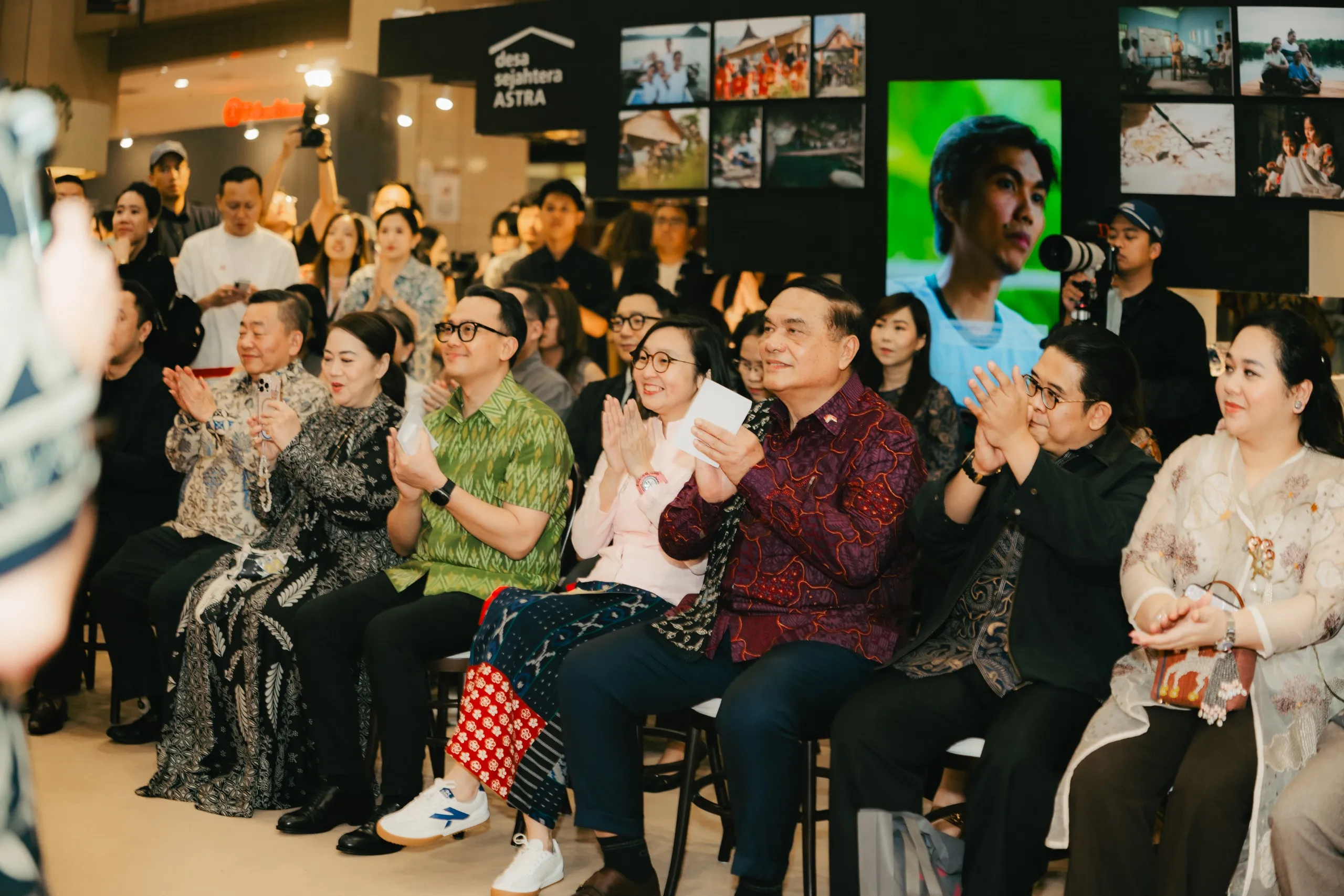 PT Astra International Tbk Dukung Kreativitas Indonesia Tampil di Panggung Internasional Melalui MASA Singapore 2026 SINGAPURA: Lebih dari 100 jenama dan kreator Indonesia dari sektor fesyen, desain, arsitektur, seni, musik, kuliner, hingga hospitality memperkenalkan karya dan produk unggulannya kepada publik di Singapura melalui MASA Singapore 2026: A Sight Into Indonesia's Golden Era. PT Astra International Tbk (Astra) mendukung penyelenggaraan MASA Singapore 2026 sebagai bagian dari komitmen jangka panjang perusahaan untuk terus mendukung kemajuan ekonomi kreatif Indonesia. Pembukaan MASA Singapore 2026 dihadiri oleh Wakil Menteri Ekonomi Kreatif Republik Indonesia Irene Umar, Duta Besar Luar Biasa dan Berkuasa Penuh Republik Indonesia untuk Singapura H.E. Hotmangaradja Pandjaitan, Direktur Eksekutif MASA Heliandi Fajar Saputra, Impact Advisor MASA Tiara Josodirjo, Chief of Corporate Affairs Astra Boy Kelana Soebroto, para mitra, pelaku industri kreatif, serta tamu undangan dari Indonesia dan Singapura. "Kami mengapresiasi dukungan Astra terhadap penyelenggaraan MASA Singapore 2026 sebagai upaya memperkenalkan kreativitas Indonesia kepada dunia. Kemajuan industri kreatif Indonesia membutuhkan kolaborasi yang erat antara pemerintah, dunia usaha, komunitas, dan berbagai pemangku kepentingan agar dapat menciptakan dampak yang berkelanjutan bagi masyarakat," ujar Wakil Menteri Ekonomi Kreatif Republik Indonesia Irene Umar. "Momentum ini bukan sekadar menandai dimulainya sebuah pameran, tetapi juga mencerminkan semangat Astra untuk menjadi milik yang bermanfaat bagi bangsa dan negara sebagaimana tercermin dalam filosofi Catur Dharma. Melalui kolaborasi bersama berbagai pemangku kepentingan, Astra terus berupaya menciptakan nilai tambah bagi masyarakat. Kami berharap MASA dapat menjadi wadah yang memperkuat industri kreatif Indonesia, membuka lebih banyak peluang bagi para pelaku usaha kreatif untuk berkembang, serta memperkenalkan potensi Indonesia kepada masyarakat internasional," ujar Chief of Corporate Affairs Astra Boy Kelana Soebroto. Pada penyelenggaraan MASA Singapore 2026, Astra turut menghadirkan berbagai produk unggulan dari Desa Sejahtera Astra Sumba Timur, Nusa Tenggara Timur, serta produk usaha kecil dan menengah binaan Yayasan Astra-Yayasan Dharma Bhakti Astra. Produk yang ditampilkan meliputi kain tenun khas Sumba hasil karya para perempuan penenun binaan Desa Sejahtera Astra Sumba Timur, serta karya hasil kolaborasi Astra bersama D'apoza dan Sepiring Indonesia yang mengangkat kreativitas dan kekayaan budaya Indonesia. Astra juga menampilkan dokumentasi berbagai program pemberdayaan masyarakat yang telah dijalankan di berbagai daerah di Indonesia. Kehadiran berbagai produk dan karya tersebut mencerminkan komitmen Astra dalam memberdayakan masyarakat, memperkuat ekosistem industri kreatif, serta membuka peluang yang lebih luas bagi produk dan karya Indonesia untuk menjangkau pasar internasional. Berbagai produk dan karya tersebut ditampilkan sebagai bagian dari rangkaian MASA Singapore 2026 yang berlangsung di Takashimaya Shopping Centre, Singapura, pada 2–5 Juli 2026. Rangkaian kegiatan kemudian berlanjut melalui Indonesia–Singapore Orchid Extravaganza di Gardens by the Bay pada 4 Juli hingga 10 Agustus 2026. Hingga saat ini, Astra telah membina lebih dari 1.500 Desa Sejahtera Astra yang tersebar di berbagai wilayah Indonesia. Program tersebut mendorong masyarakat mengembangkan potensi unggulan daerah melalui bidang kesehatan, pendidikan, lingkungan dan kewirausahaan. Sebanyak 492 Desa Sejahtera Astra telah melakukan kegiatan ekspor dengan akumulasi nilai ekspor mencapai Rp411,7 miliar. Produk yang dipasarkan mencakup komoditas pertanian dan perkebunan, makanan olahan, kerajinan, fesyen, serta beragam produk berbasis budaya dan potensi lokal lainnya.