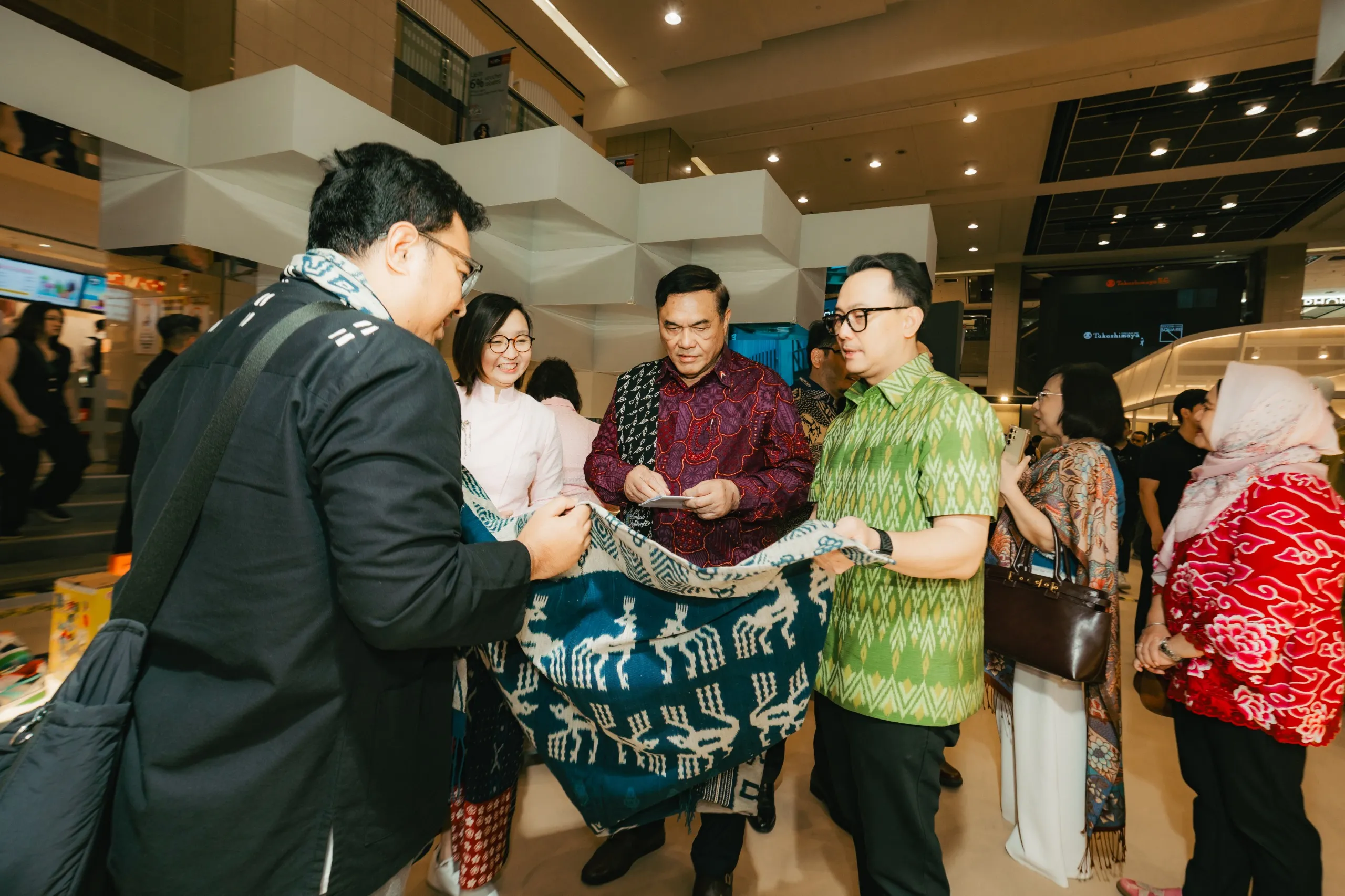 PT Astra International Tbk Dukung Kreativitas Indonesia Tampil di Panggung Internasional Melalui MASA Singapore 2026 SINGAPURA: Lebih dari 100 jenama dan kreator Indonesia dari sektor fesyen, desain, arsitektur, seni, musik, kuliner, hingga hospitality memperkenalkan karya dan produk unggulannya kepada publik di Singapura melalui MASA Singapore 2026: A Sight Into Indonesia's Golden Era. PT Astra International Tbk (Astra) mendukung penyelenggaraan MASA Singapore 2026 sebagai bagian dari komitmen jangka panjang perusahaan untuk terus mendukung kemajuan ekonomi kreatif Indonesia. Pembukaan MASA Singapore 2026 dihadiri oleh Wakil Menteri Ekonomi Kreatif Republik Indonesia Irene Umar, Duta Besar Luar Biasa dan Berkuasa Penuh Republik Indonesia untuk Singapura H.E. Hotmangaradja Pandjaitan, Direktur Eksekutif MASA Heliandi Fajar Saputra, Impact Advisor MASA Tiara Josodirjo, Chief of Corporate Affairs Astra Boy Kelana Soebroto, para mitra, pelaku industri kreatif, serta tamu undangan dari Indonesia dan Singapura. "Kami mengapresiasi dukungan Astra terhadap penyelenggaraan MASA Singapore 2026 sebagai upaya memperkenalkan kreativitas Indonesia kepada dunia. Kemajuan industri kreatif Indonesia membutuhkan kolaborasi yang erat antara pemerintah, dunia usaha, komunitas, dan berbagai pemangku kepentingan agar dapat menciptakan dampak yang berkelanjutan bagi masyarakat," ujar Wakil Menteri Ekonomi Kreatif Republik Indonesia Irene Umar. "Momentum ini bukan sekadar menandai dimulainya sebuah pameran, tetapi juga mencerminkan semangat Astra untuk menjadi milik yang bermanfaat bagi bangsa dan negara sebagaimana tercermin dalam filosofi Catur Dharma. Melalui kolaborasi bersama berbagai pemangku kepentingan, Astra terus berupaya menciptakan nilai tambah bagi masyarakat. Kami berharap MASA dapat menjadi wadah yang memperkuat industri kreatif Indonesia, membuka lebih banyak peluang bagi para pelaku usaha kreatif untuk berkembang, serta memperkenalkan potensi Indonesia kepada masyarakat internasional," ujar Chief of Corporate Affairs Astra Boy Kelana Soebroto. Pada penyelenggaraan MASA Singapore 2026, Astra turut menghadirkan berbagai produk unggulan dari Desa Sejahtera Astra Sumba Timur, Nusa Tenggara Timur, serta produk usaha kecil dan menengah binaan Yayasan Astra-Yayasan Dharma Bhakti Astra. Produk yang ditampilkan meliputi kain tenun khas Sumba hasil karya para perempuan penenun binaan Desa Sejahtera Astra Sumba Timur, serta karya hasil kolaborasi Astra bersama D'apoza dan Sepiring Indonesia yang mengangkat kreativitas dan kekayaan budaya Indonesia. Astra juga menampilkan dokumentasi berbagai program pemberdayaan masyarakat yang telah dijalankan di berbagai daerah di Indonesia. Kehadiran berbagai produk dan karya tersebut mencerminkan komitmen Astra dalam memberdayakan masyarakat, memperkuat ekosistem industri kreatif, serta membuka peluang yang lebih luas bagi produk dan karya Indonesia untuk menjangkau pasar internasional. Berbagai produk dan karya tersebut ditampilkan sebagai bagian dari rangkaian MASA Singapore 2026 yang berlangsung di Takashimaya Shopping Centre, Singapura, pada 2–5 Juli 2026. Rangkaian kegiatan kemudian berlanjut melalui Indonesia–Singapore Orchid Extravaganza di Gardens by the Bay pada 4 Juli hingga 10 Agustus 2026. Hingga saat ini, Astra telah membina lebih dari 1.500 Desa Sejahtera Astra yang tersebar di berbagai wilayah Indonesia. Program tersebut mendorong masyarakat mengembangkan potensi unggulan daerah melalui bidang kesehatan, pendidikan, lingkungan dan kewirausahaan. Sebanyak 492 Desa Sejahtera Astra telah melakukan kegiatan ekspor dengan akumulasi nilai ekspor mencapai Rp411,7 miliar. Produk yang dipasarkan mencakup komoditas pertanian dan perkebunan, makanan olahan, kerajinan, fesyen, serta beragam produk berbasis budaya dan potensi lokal lainnya.