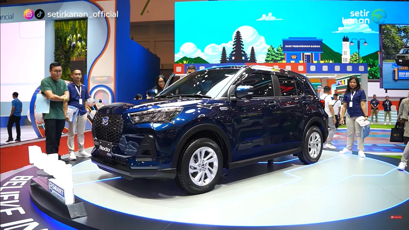 Booth Daihatsu Di Giias 2025 Ini Mobil Hybrid Pertama Daihatsu Acc