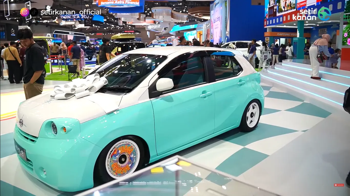 Booth Daihatsu Di Giias 2025 Ini Mobil Hybrid Pertama Daihatsu Acc